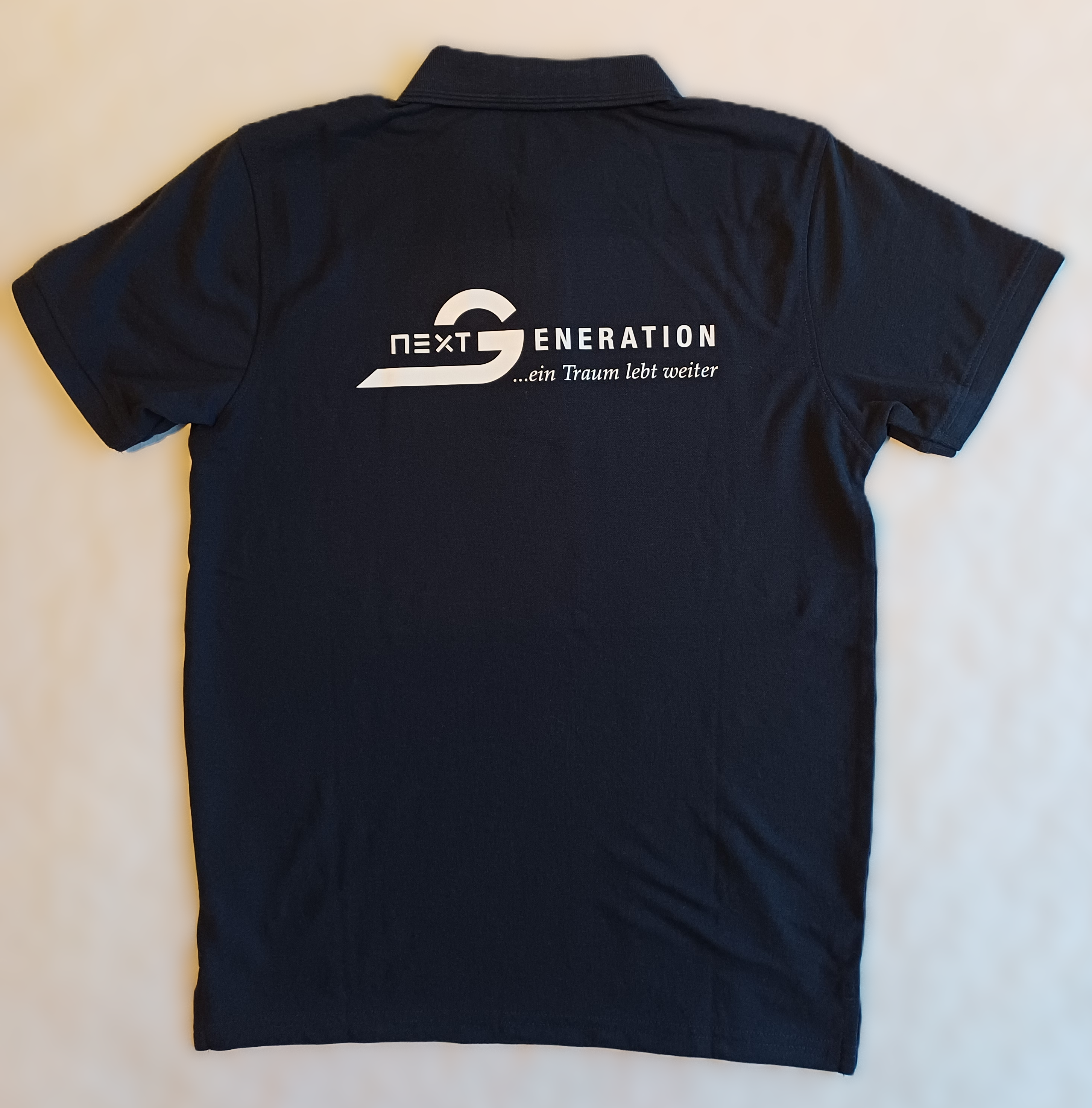 Poloshirt mit Logo "Die Scherzachtaler" und Rückendruck, Manhattan Dunkelblau